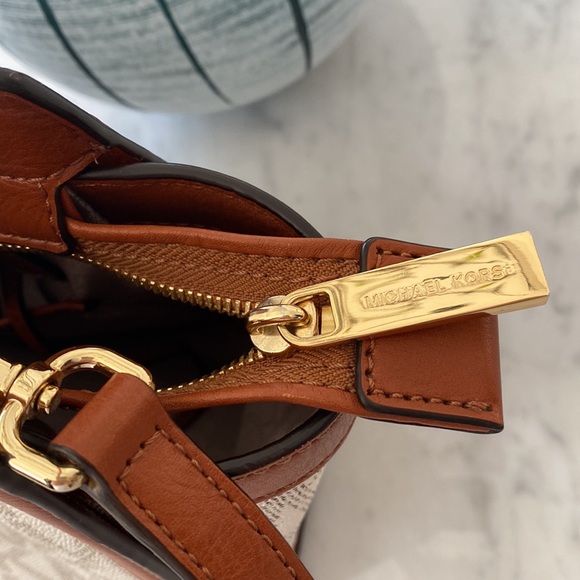 Michael Kors bag like new - Picture 6 of 11